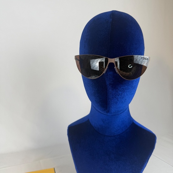 NWT FENDI CUT OUT SUNGLASSES WITH LOGO - Picture 4 of 6